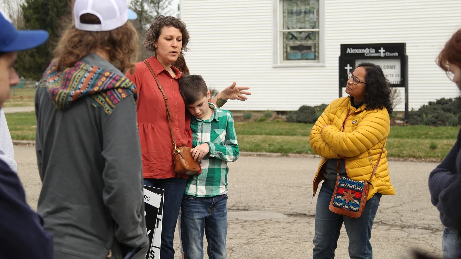 Local resident Allison Riggs shares concerns about groundwater in the area with Prof. Dutta and students